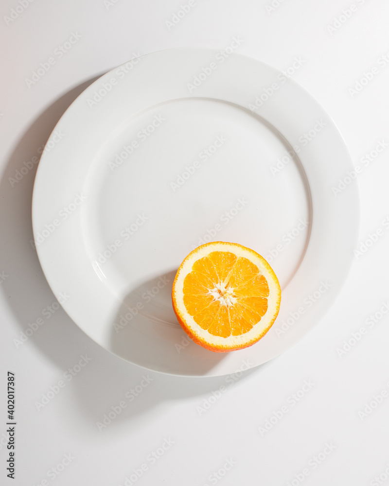 Arancia su piatto bianco