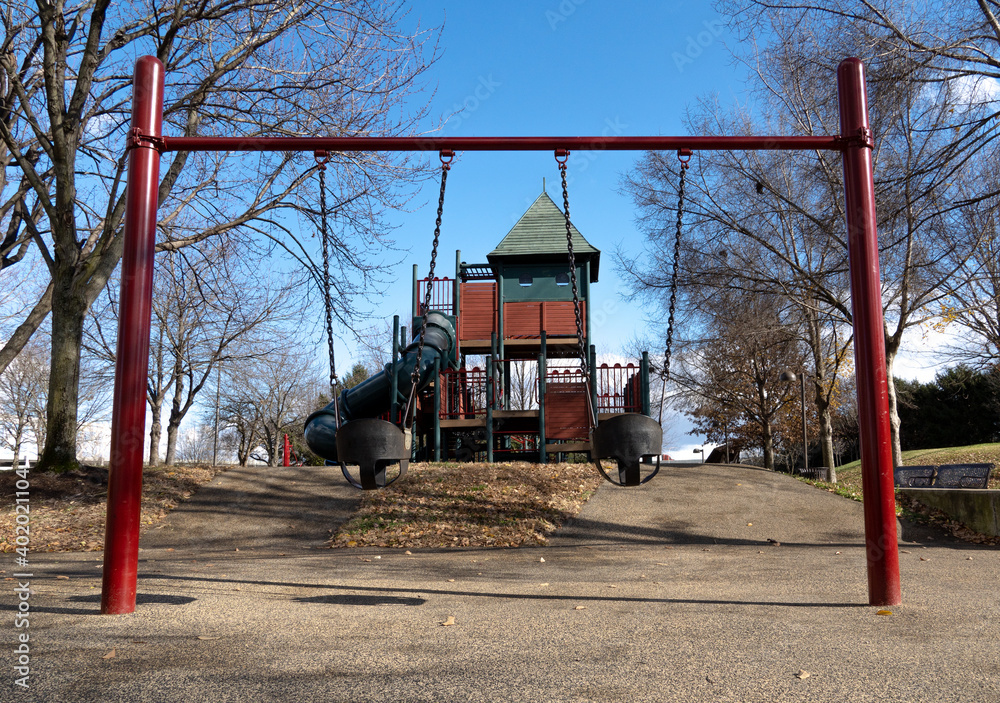 Obraz premium straight on photo of a swings in a park in downtown Louisville Kentucky