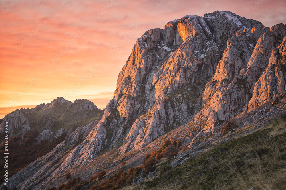 Naklejka premium Amanecer en montes y hayedos en otoño