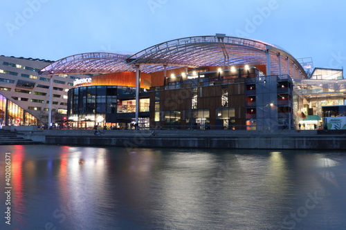 Le centre commercial Lyon Confluence, vu de l'extérieur la nuit, ville de Lyon, département du Rhône, France