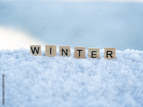 winter - napis z drewnianych kostek, ułożony w śniegu, pora roku, język angielski 