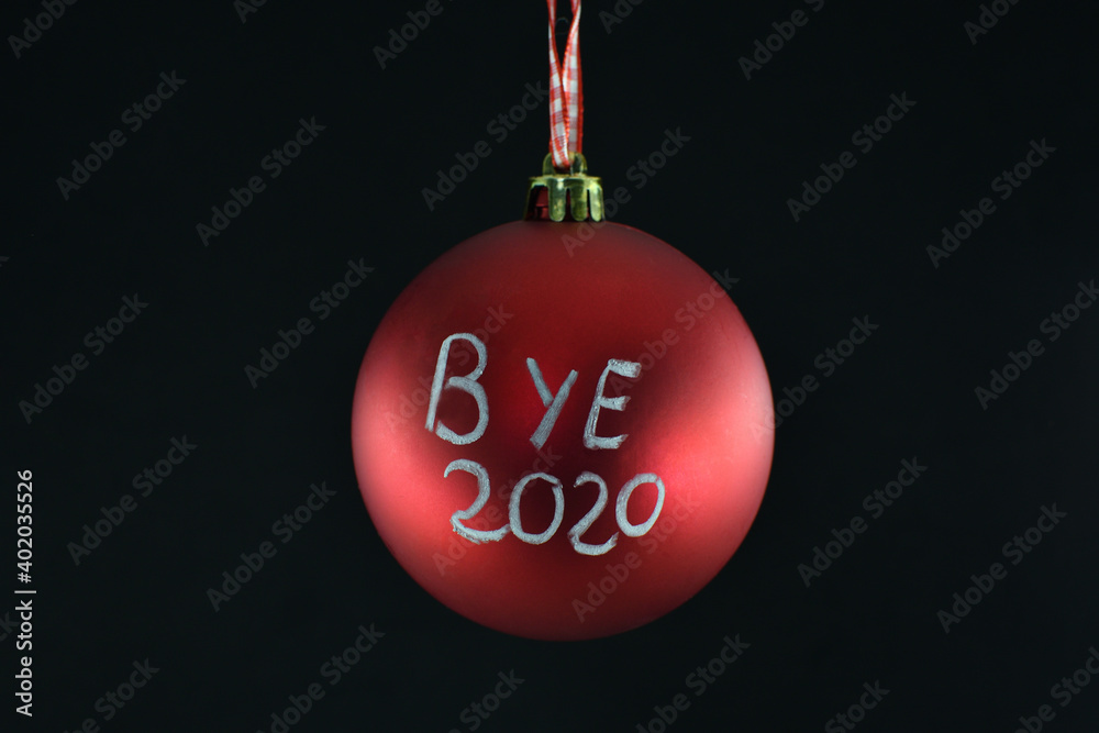 Despidiendo el año 2020 en una bola navideña para decorar el árbol