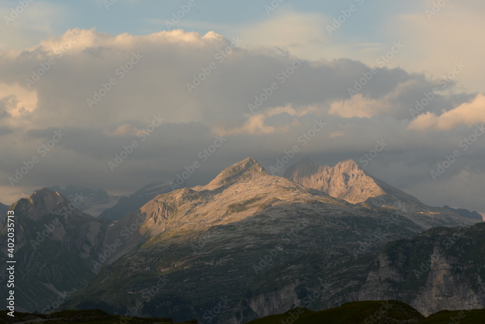 Sommer in den Bergen. Bergpanorama in den Alpen