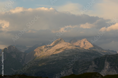 Sommer in den Bergen. Bergpanorama in den Alpen