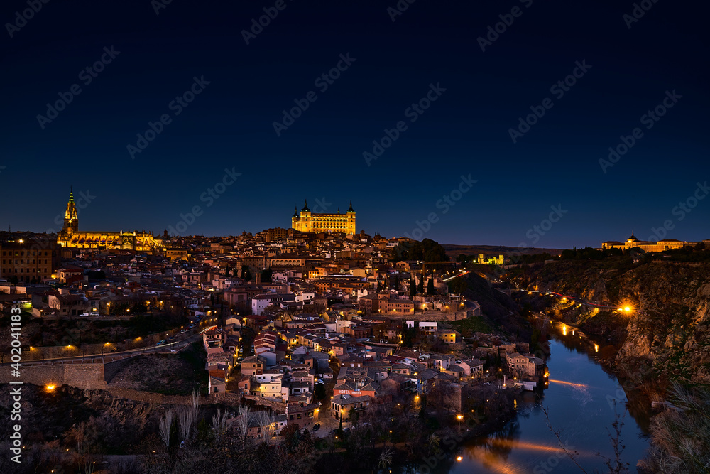 vista de Toledo en la hora azul  con el rio tajo y se ve la catedral y el alcazar