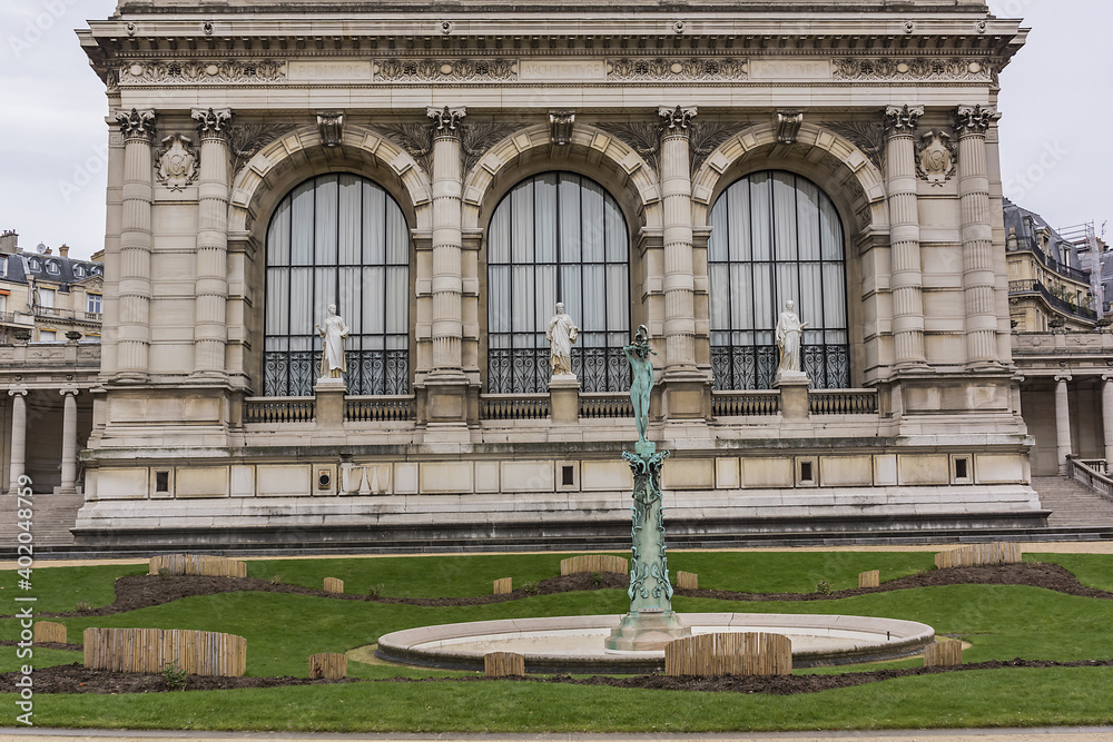 Obraz premium Brignole Galliera Square with fountain and Palais Galliera (naw museum of fashion and fashion history) building in the center. Paris, France.