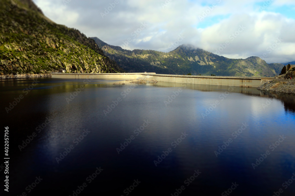 Le lac et barrage du Cap de Long Hautes Pyrénées