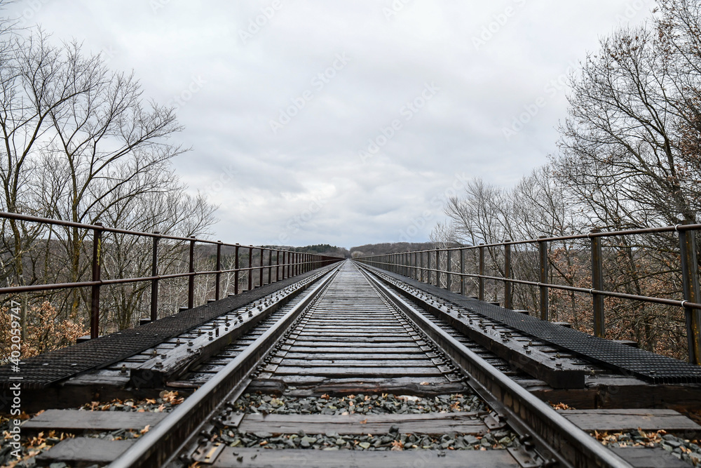Obraz premium Empty railroad train tracks and bridge