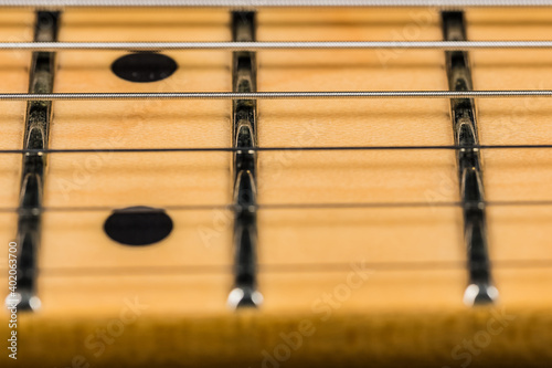 Foto A selective focus oelectric guitar strings and fretboard