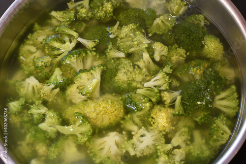 Comida sana, brócolis hervidos en agua.
