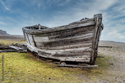 Fotografi Wooden whaling whaling boat from the 17th century in Calypsobyen   Svalbard