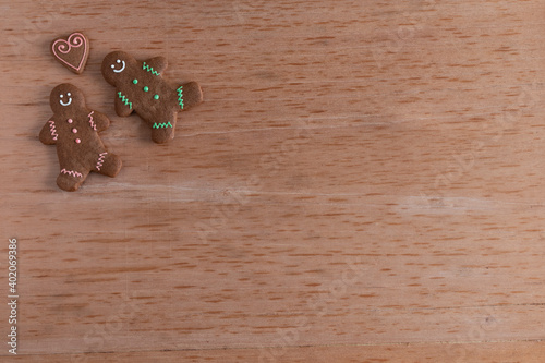 Galletas de jengibre sobre una mesa de madera, con distintos tipos de iluminación.