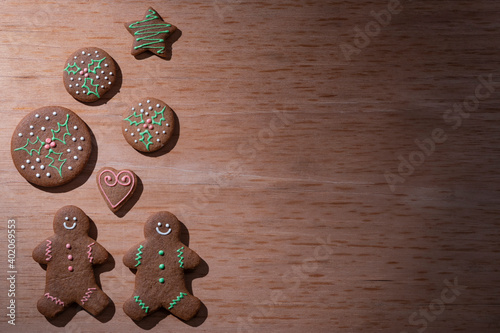 Galletas de jengibre sobre una mesa de madera, con distintos tipos de iluminación.