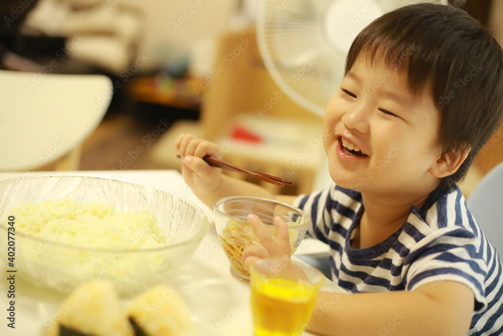 食事する男の子 食事する男の子