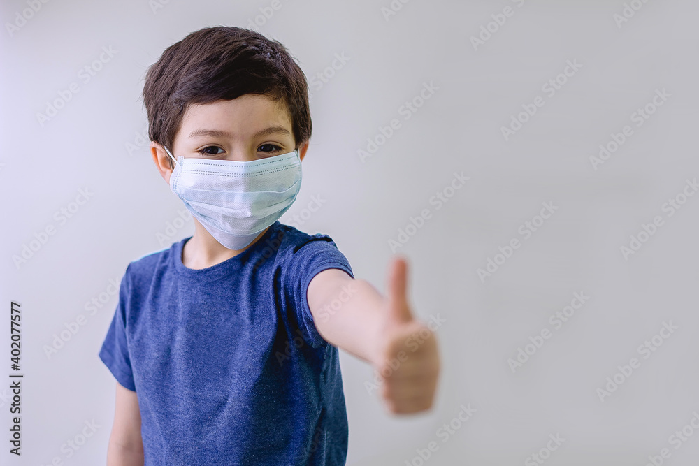 Niño latino con cubrebocas cuidado covid 4 Niño latino con cubrebocas cuidado covid 4