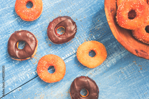 sesión de pequeñas donas de azúcar y chocolate hechas de manera artesanal