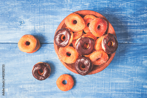 sesión de pequeñas donas de azúcar y chocolate hechas de manera artesanal