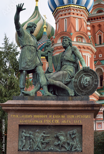 Monument to the heroes of the war of 1612 against the walls of St. Basil's Cathedral. "To citizen Minin and Prince Pozharsky - grateful Russia, 1818"