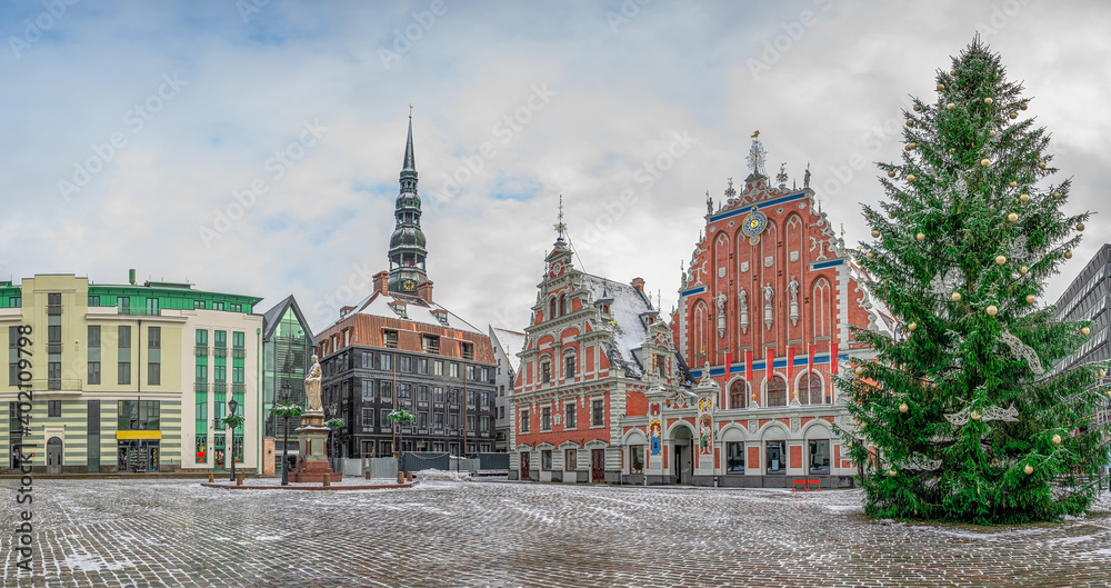 Fototapeta premium Town Hall square with House of the Blackheads and Christmas tree in winter, old town Riga, Latvia