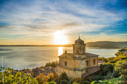 Il sole tramonta dietro la chiesa di Trevignano Romano
