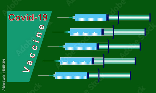 Fünf schräg untereinander angeordnete Spritzen die mit den Nadeln auf eine grüne Fläche zeigen auf der Covid-19 Vaccine steht vor dunkelgrünem Hintergrund