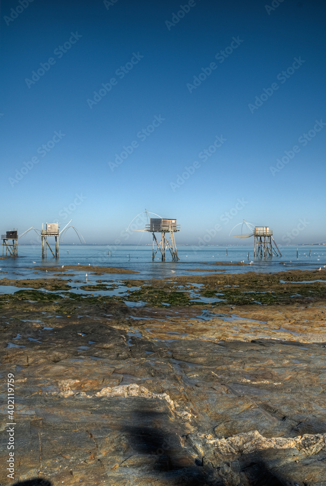 cabane de pêcheur typique sur la plage l'océan atlantique en France avec ponton 