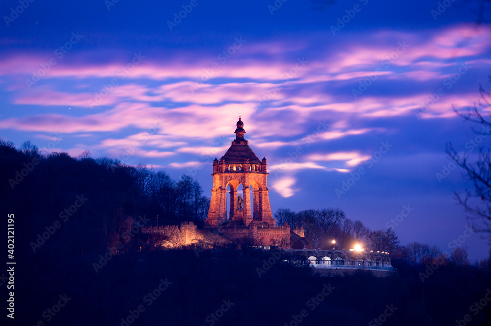Fototapeta premium Kaiser Wilhelm Denkmal in Porta Westfalica bei Sonnenaufgang