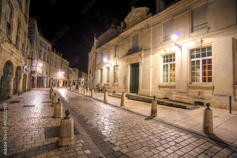 ruelle typique du centre historique de la Rochelle en France au couché du soleil