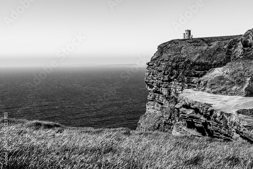 Schilderij op canvas O'Brien's Tower on the Cliffs of Moher on the western Atlantic Ocean coastline o