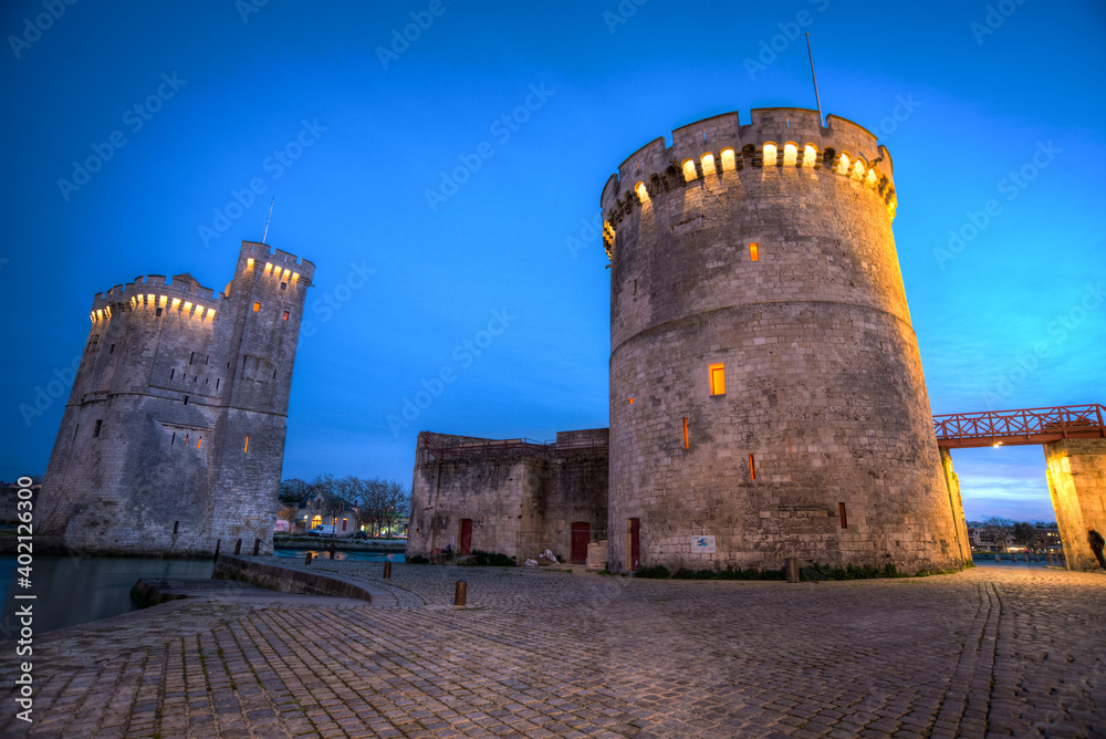 ancienne tour de fortification de l'entré du port dans le centre historique de la Rochelle en France au couché du soleil