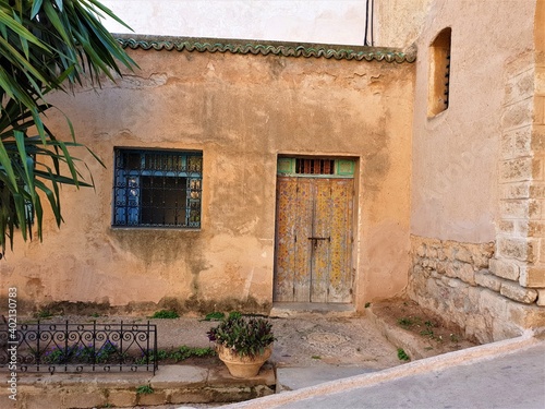 Fototapeta Naklejka Na Ścianę i Meble -  Yard blue door window Morocco