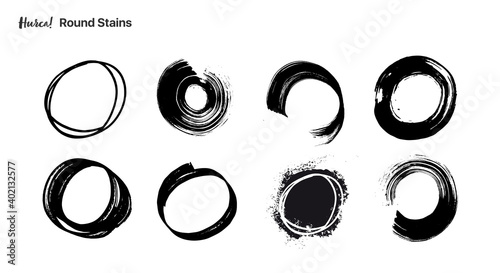 Set di cerchi di vernice nera fatti con pennello secco photo
