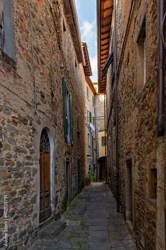 Gasse in der Altstadt von Loro Ciuffenna in der Toskana in Italien 
