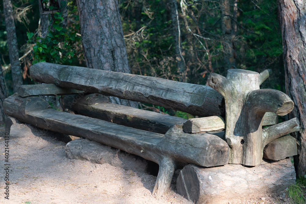 Obraz premium Old wooden bench in the Park for tourists.