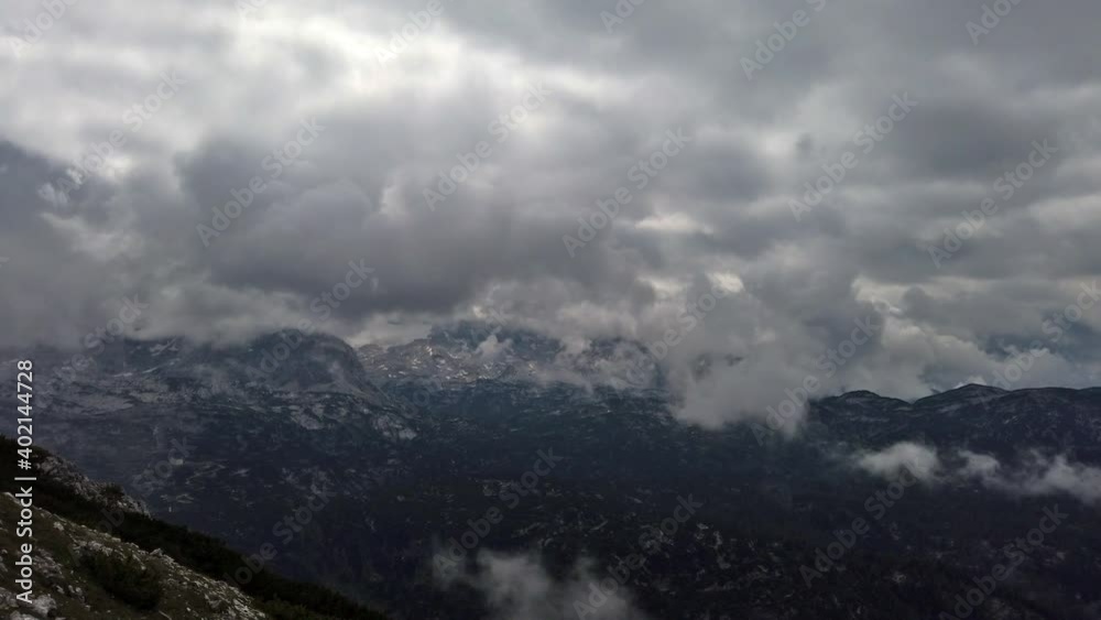 Der Dachstein mit dichten Wolken - Österreich