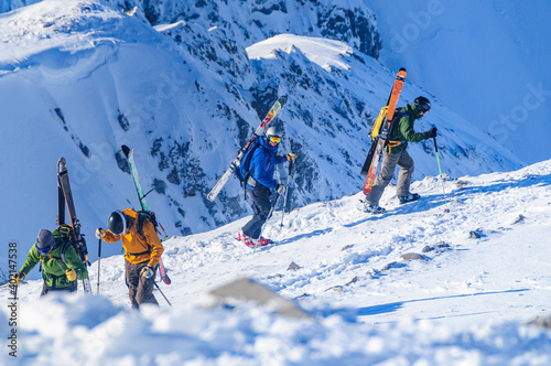 Freeskier beim Aufstieg im Hochgebirge in der Innsbrucker Nordkette