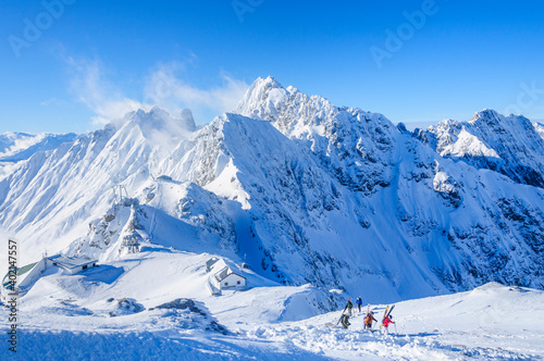 Freeskier beim Aufstieg im Hochgebirge in der Innsbrucker Nordkette