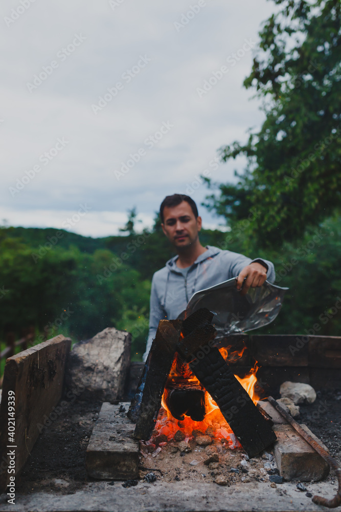 Obraz premium burning wood ready for the grill