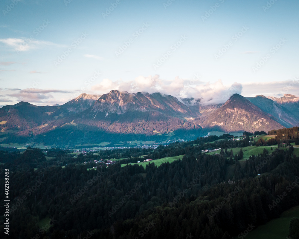 Abendlicher Panoramablick über die Alpen bei Oberstdorf, Bayern