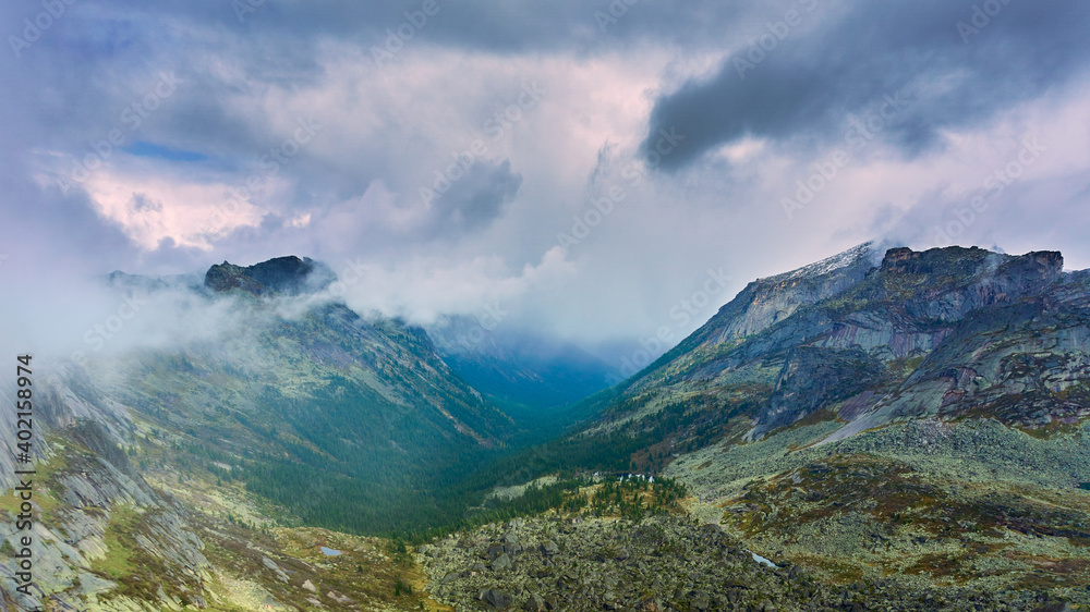 Ergaki, view from the Khudozhnikov pass.