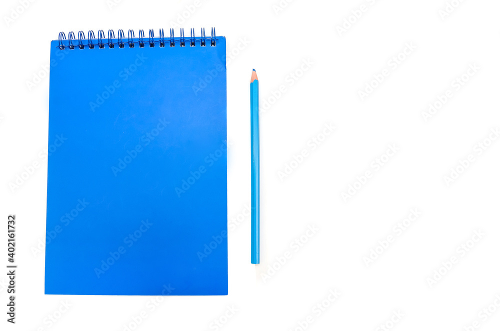 Fototapeta niebieski notatnik i niebieski ołówek na białym tle. Skopiuj miejsce.