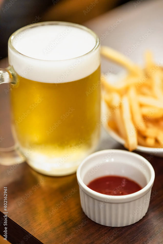 飲み会で定番のビールとフライドポテト 飲み会で定番のビールとフライドポテト