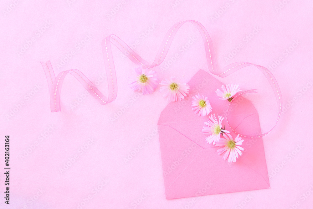 孔雀草とピンクの封筒