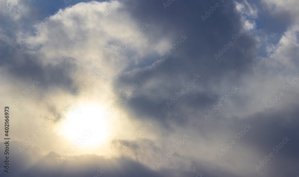 Sonne blitzt durch die Wolkenschicht