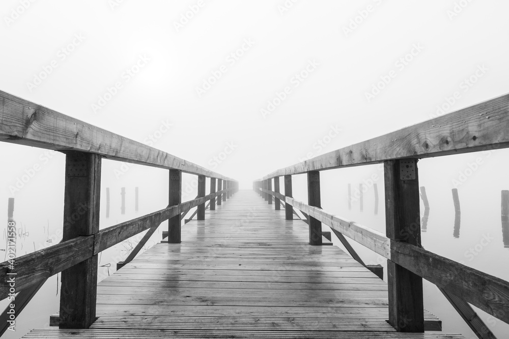 Steg im See im dichten Nebel