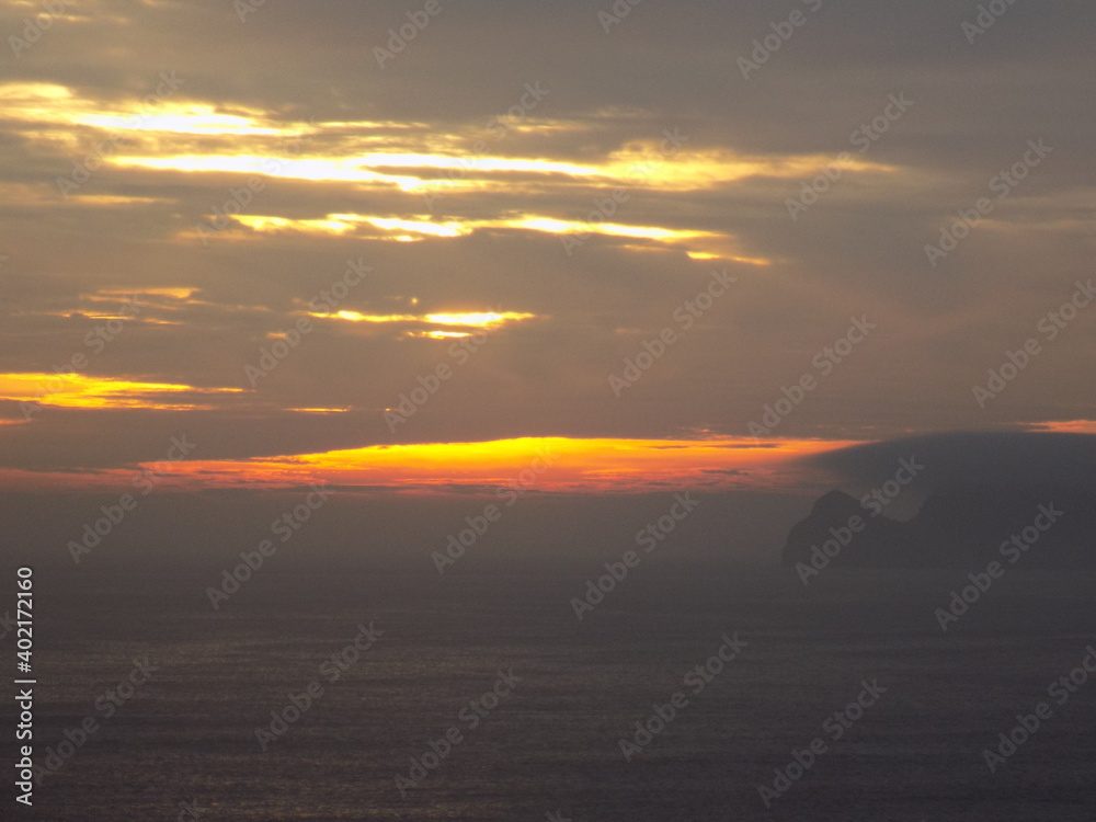 Cielo de colores durante atardecer frente al mar en la ciudad de Lima, Perú. Cielo de colores durante atardecer frente al mar en la ciudad de Lima, Perú.