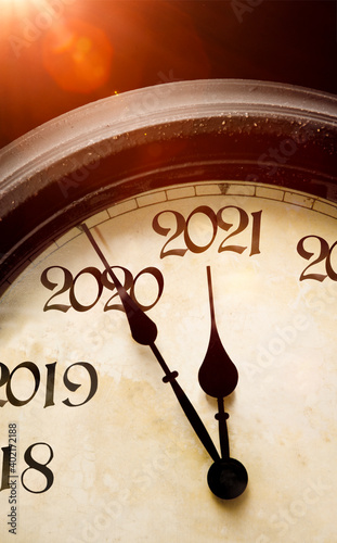 Retro Uhr mit Zifferblatt Silvester 2021