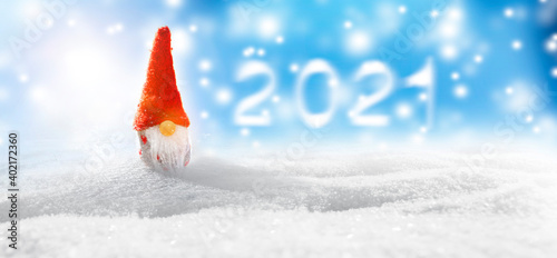 Kleines Weihnachtsmännchen wünscht Gutes Neues Jahr 2021