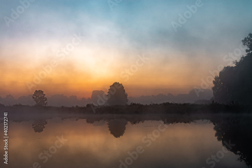 Nebel am Wasser im Morgengrauen photo