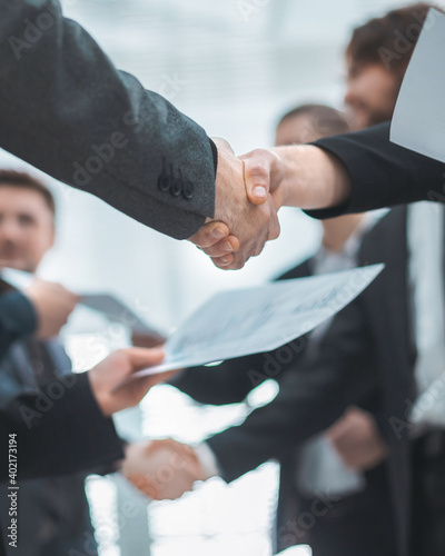 Obraz na płótnie group of employees shaking hands at an office meeting. w salonie